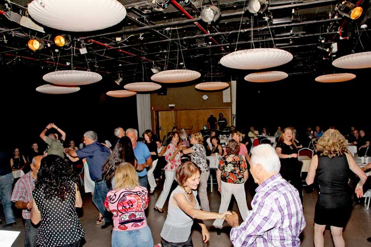 מסיבת ריקודים סלוניים למבוגרים עם ריקוד זוגות מהיר